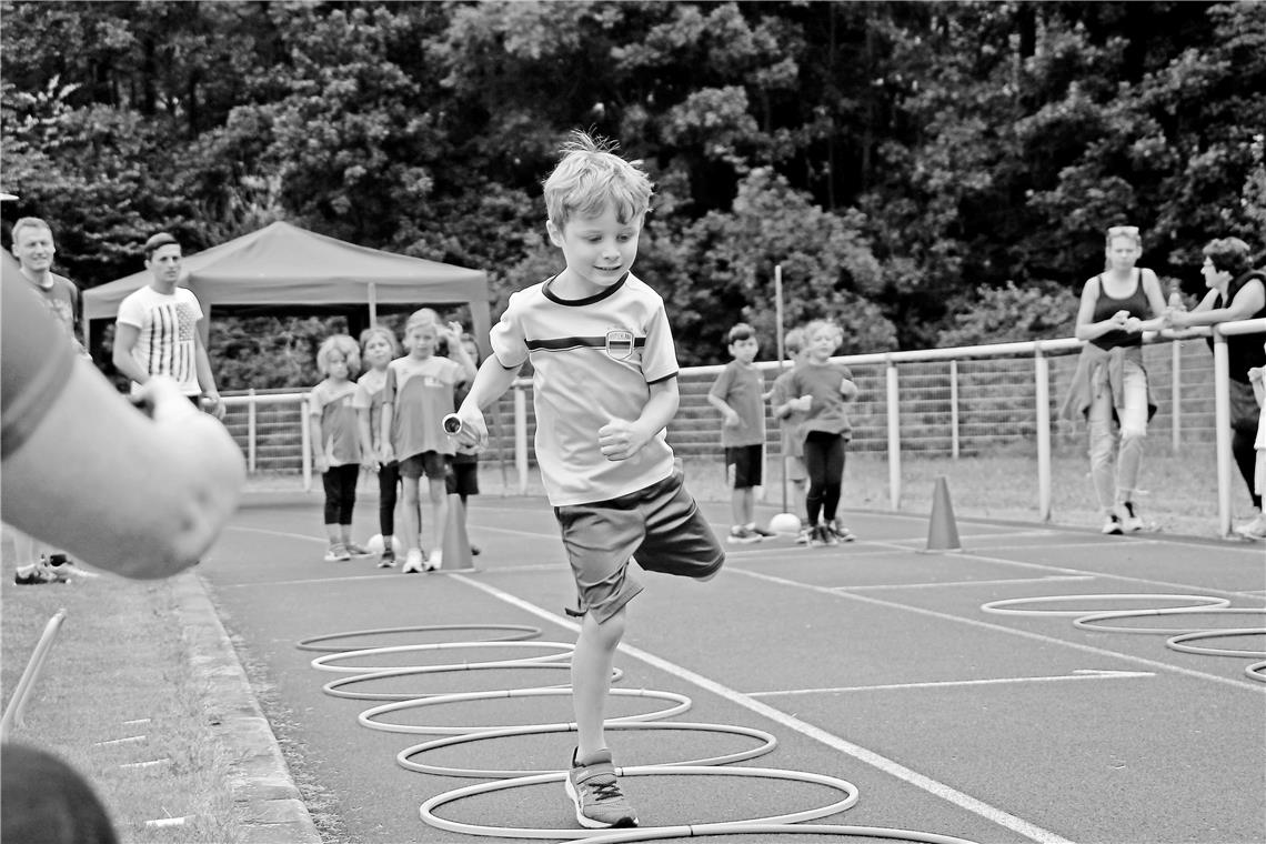 Mattes Frankenberger feierte bei seinem ersten Leichtathletik-Wettkampf ein hüpfendes Debüt. Die Reifen in der Pendelstaffel waren eine Aufgabe, bei der Schnelligkeit und Geschicklichkeit gefragt sind. Spielerisch soll Kindern der Spaß an der Leichtathletik vermittelt werden. Foto: M. Clauss