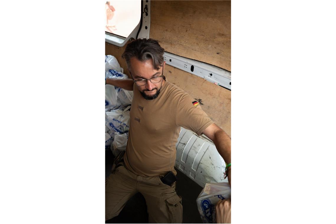 Zwei Wochen Luftalarm Matthäus Wanzek teilt Spenden an die Menschen in Balakliia aus.