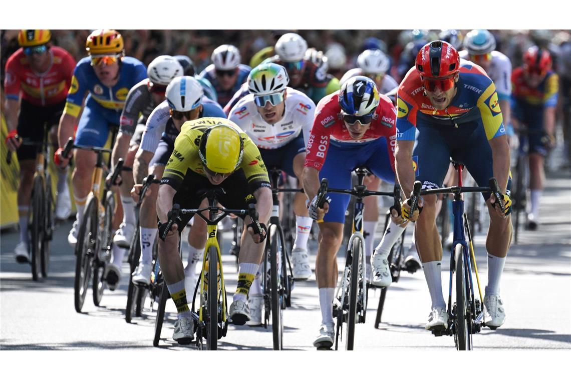 Starke Geste: Radstar Lipowitz bei D-Tour als Wasserträger Matthew Brennan (l) gewinnt den Massensprint der ersten Etappe der Deutschland Tour vor Jonathan Milan.