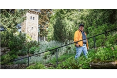 Matthias Busch vom Geschichtsverein Pro Alt-Cannstatt im eher unbekannten Daimler-Garten in Bad Cannstatt. Die Anlage wurde einst vom Stuttgarter Landschaftsarchitekten Albert Lilienfein entworfen und gebaut.