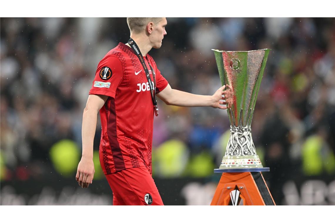 Matthias Ginter vom SC Freiburg geht nach der Niederlage gegen Aston Villa in der Europa League an der Trophäe vorbei.
