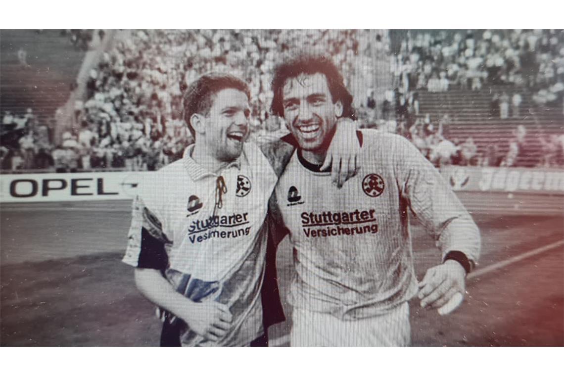 Matthias Imhof jubelt mit Kickers-Keeper Claus Reitmeier.
