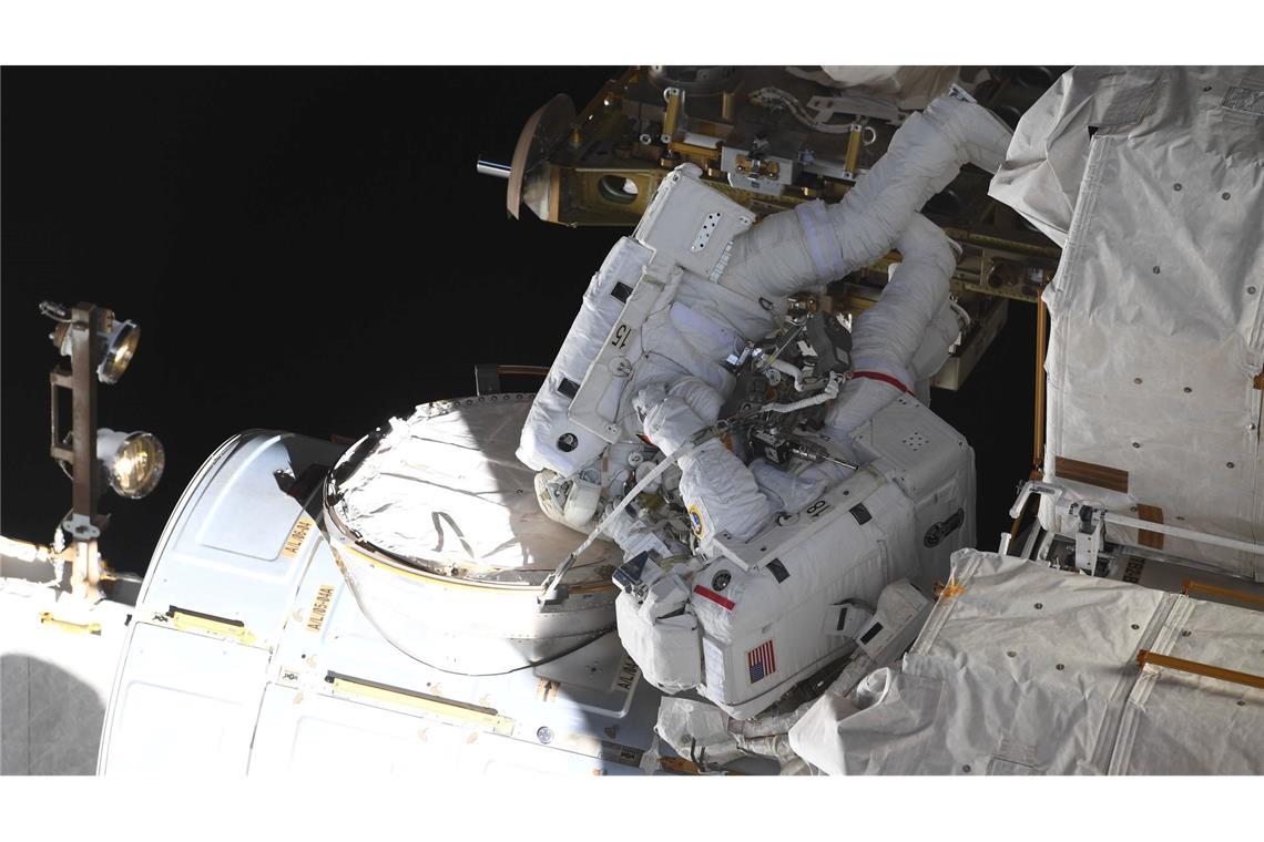 Matthias Maurer (oben), deutscher ESA-Astronaut, und Raja Chari, US-amerikanischer NASA-Astronaut, arbeiteten 2022 während eines Außeneinsatzes an der Raumstation ISS.  (Symbolbild)