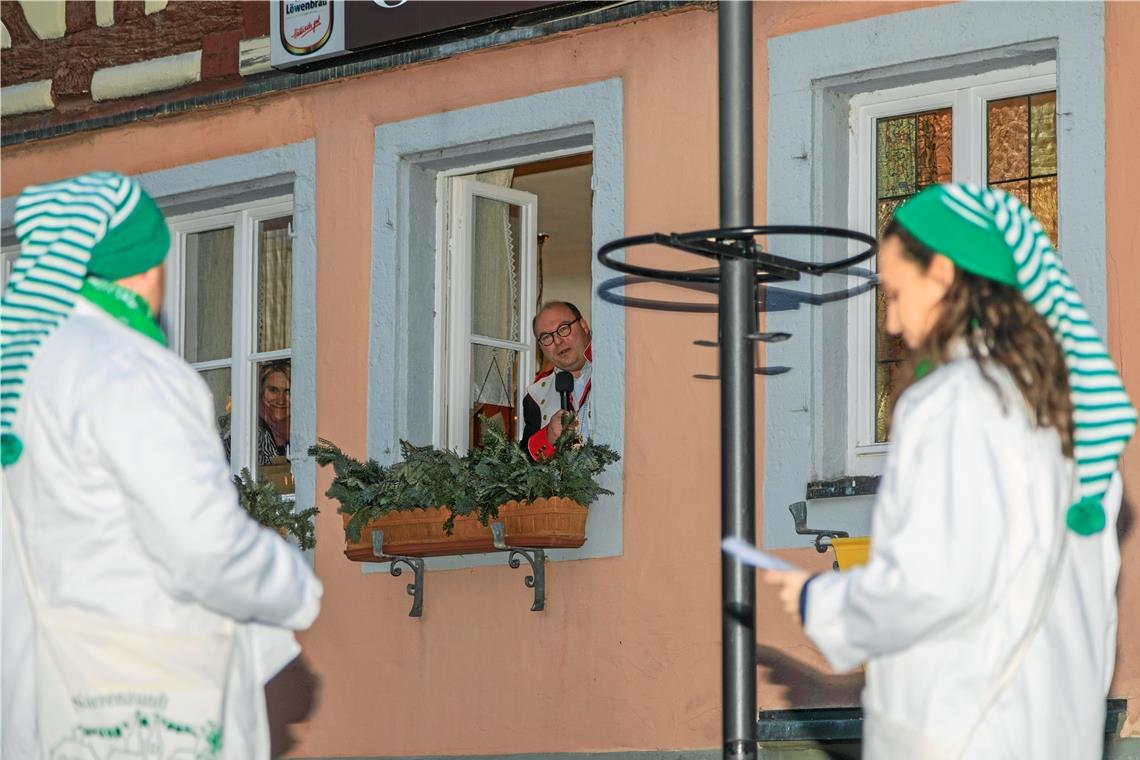 Närrische Regentschaft und Tauffreuden Matthias Schlichenmaier und Diana Spreu beim Schlagabtausch mit Bürgermeister Armin Mößner, der sich im Engel verschanzt hat.