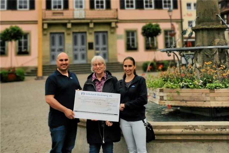 Matthias Schlichenmaier, Ute Haußmann und Diana Spreu (von links) bei der Spendenübergabe. Foto: Alexander Irion