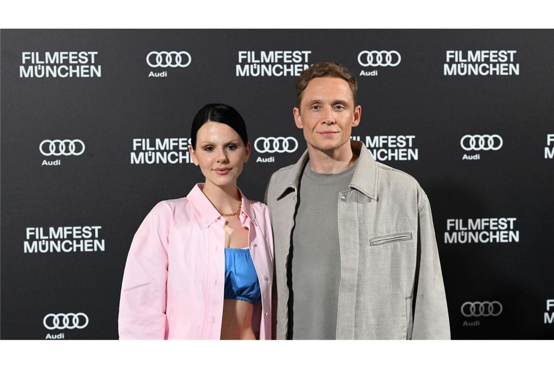Die Mauer muss weg: Matthias Schweighöfer in "Brick" Matthias Schweighöfer und Ruby O. Fee im Kampf gegen eine mysteriöse Mauer