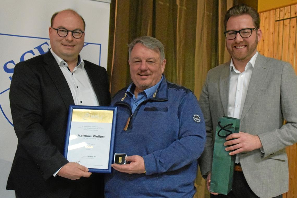 Matthias Wellert (Mitte) wurde von Bürgermeister Armin Mößner und Vorstandssprecher Johannes Wacker (von links) für sein Engagement ausgezeichnet.
