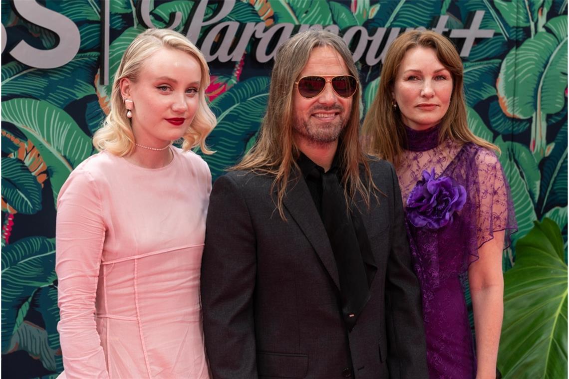 Der Pop-Architekt hinter Taylor Swifts größten Hits Max Martin (Mitte) bei den Tony Awards 2023, gemeinsam mit seiner Tochter Doris Sandberg (l.) und Ehefrau Jenny Pettersson.