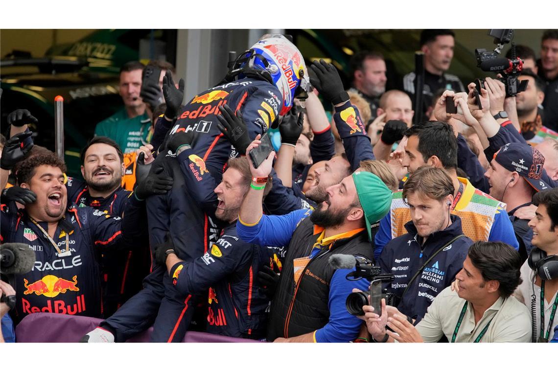 Verstappen-Triumph auch in Baku - Piastri kracht in die Wand Max Verstappen feiert seinen nächsten Sieg.