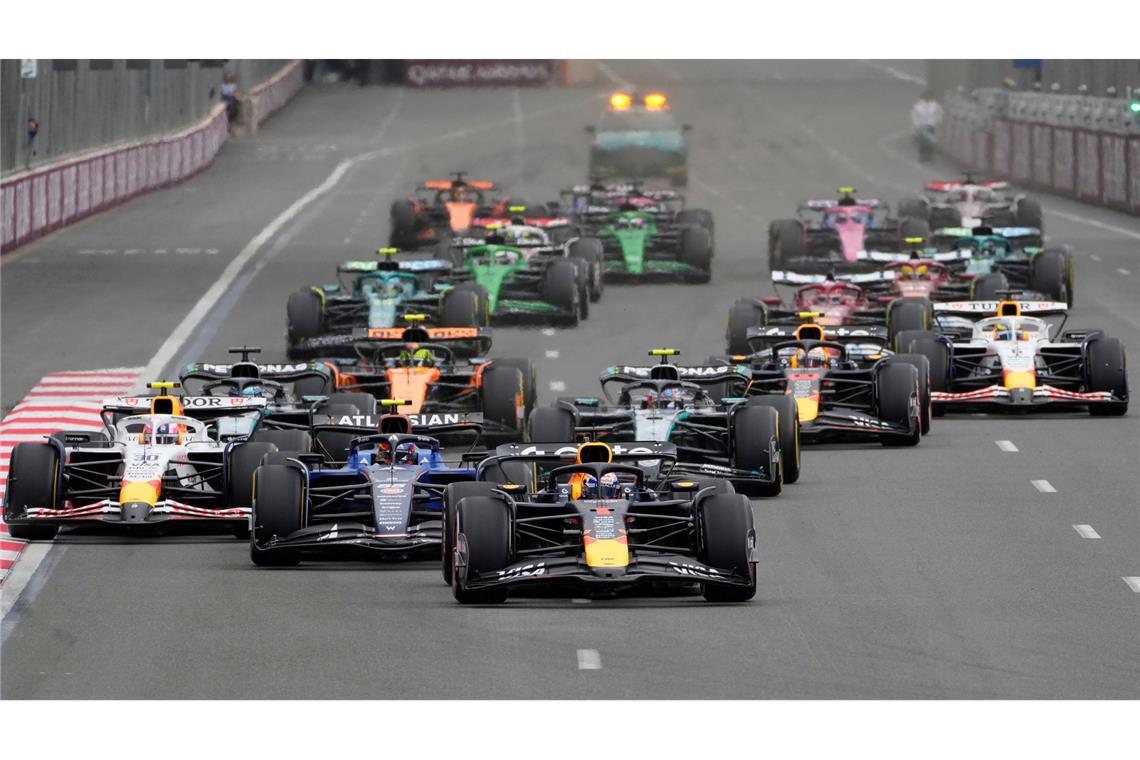 Verstappen-Triumph auch in Baku - Piastri kracht in die Wand Max Verstappen holt im WM-Kampf auf.