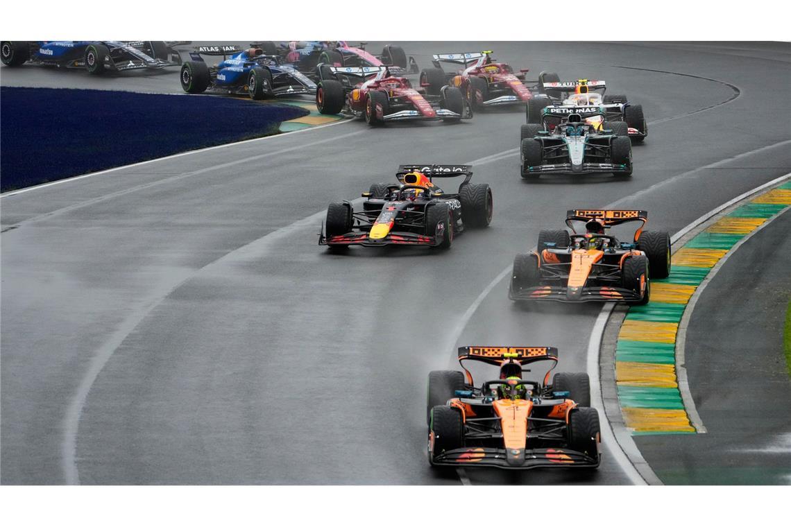 Norris-Ansage nach Formel-1-Chaos: Stress macht es schöner Max Verstappen (l.) machte zu Beginn viel Druck auf die beiden McLaren.