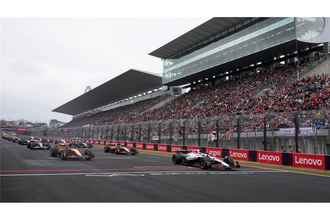 Verstappen "absolut herausragend" - McLaren zu vorsichtig? Max Verstappen (r) rast von der Pole zum Sieg.