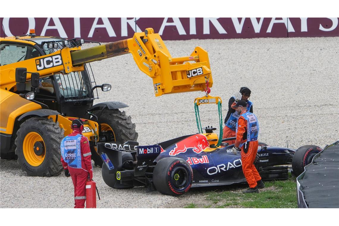 Max Verstappen schlittert ins Kiesbett.