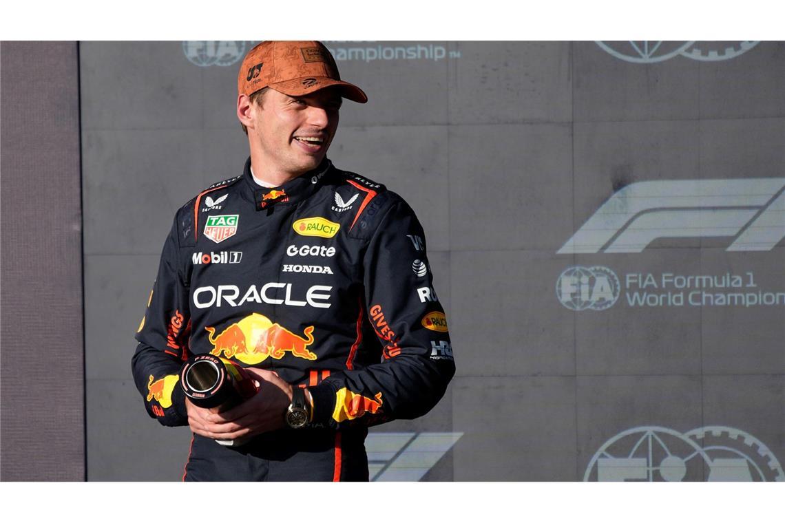 Max Verstappen sichert sich im Red Bull die Pole-Position beim Grand Prix der USA und präsentiert stolz die Trophäe.