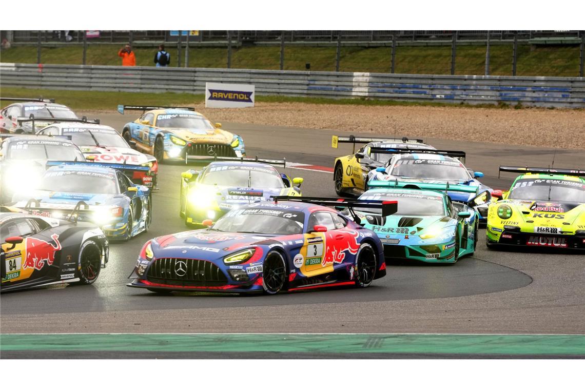 Max Verstappens Team (M) hatte das Rennen lange angeführt.