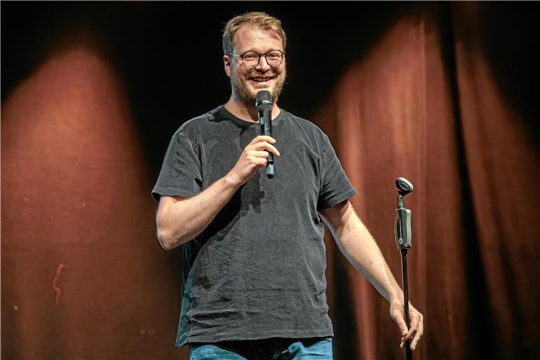 Maxi Gstettenbauer nimmt sich auch selbst auf die Schippe, gerne in Kontrast zu hyperselbstbewussten Männern. Foto: Stefan Bossow