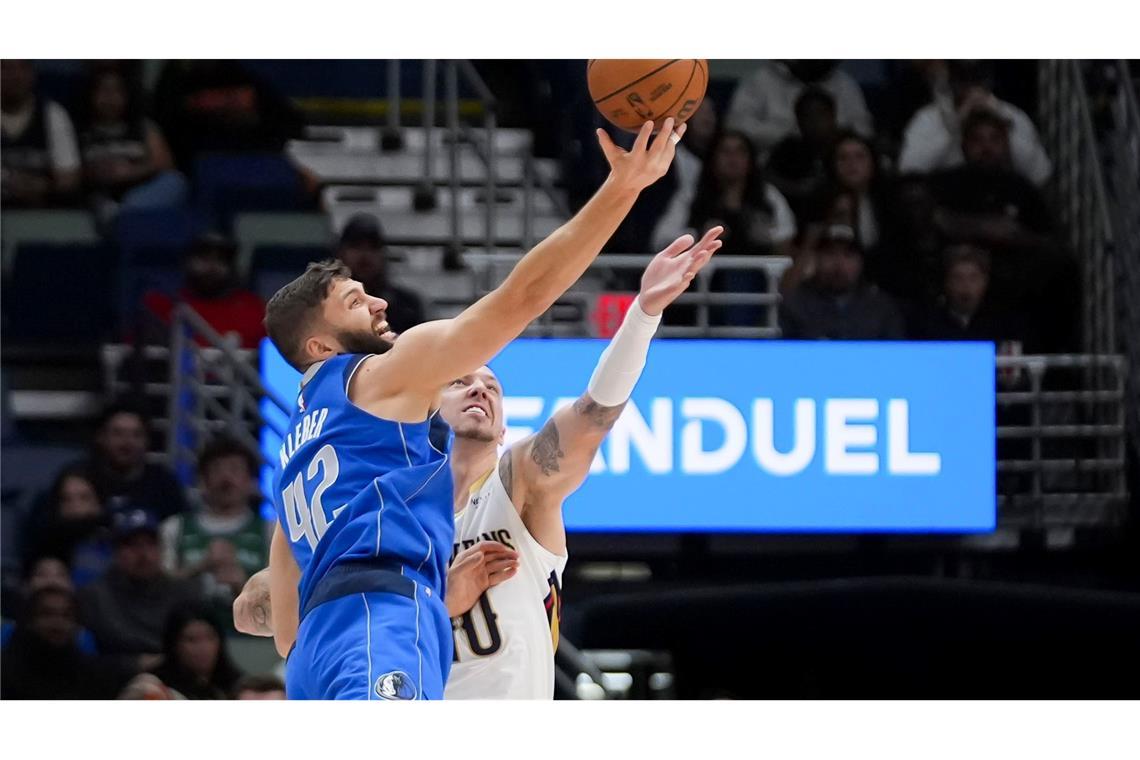 Schröder und Warriors retten knappen Sieg in Minnesota Maxi Kleber und Daniel Theis lieferten sich mit ihren Teams einen harten Kampf.