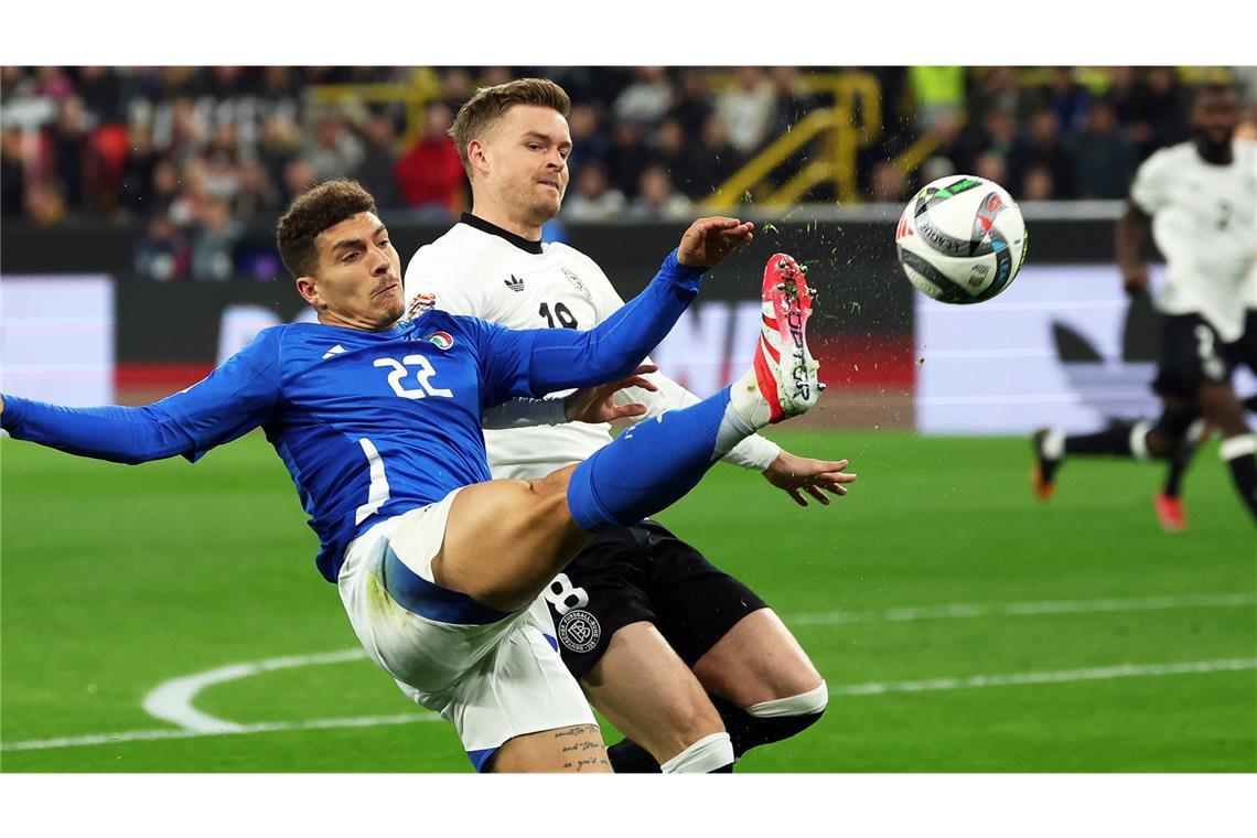 VfB-Profis überzeugen bei verrücktem Remis gegen Italien Maximilian Mittelstädt (Note 2,5): Der Linksverteidiger war neben Stiller der zweite VfB-Profi in der Startelf. Mittelstädt kam anstelle des in Mailand schwachen David Raum zum Zug. In Ballbesitz war ihm eine extrem offensive Rolle zugedacht, der Linksverteidiger war eher ein Linksaußen. Schoss schon nach ein paar Sekunden drüber. Auch in der Folge mit einigen Offensivaktionen und (brauchbaren) Flanken. Und wenn die Italiener den Ball hatten? Stand Mittelstädt meist sicher. In der Nachspielzeit am Ende unglücklich, als er nach einer Ecke die Hand auf der Schulter von Gegenspieler Bastoni liegen hatte und so den Ball spielte. Elfmeter, 3:3.