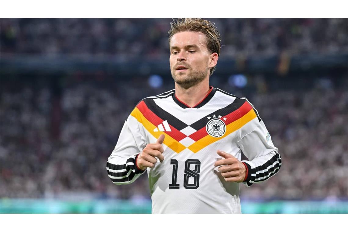 Maximilian Mittelstädt (Note 2,5): Es war also mal wieder so weit: Maximilian Mittelstädt darf ein Länderspiel machen. Zuletzt war das beim VfB-Linksverteidiger beim schmachvollen 0:2 in der Slowakei im September 2025 der Fall. Jetzt brachte Jürgen Klopp den Stuttgarter Abwehrmann in der Münchner Arena von Beginn an. Mittelstädt bekam damit den Vorzug vor dem Leipziger David Raum – seinem Konkurrenten bei der Heim-EM 2024. Der VfB-Profi rechtfertigte das Vertrauen am Donnerstagabend gegen die Serben – er war ballsicher und taktisch diszipliniert unterwegs. Hinten war der Abwehrmann weitgehend beschäftigungslos, vorne durfte er auf beiden Seiten die Ecken schlagen. Da aber war noch Luft nach oben – im Gegensatz zu seiner Torvorlage zum 2:0: Da passte Mittelstädt von links aus vollem Lauf punktgenau in den Sechzehner auf den Torschützen Florian Wirtz.