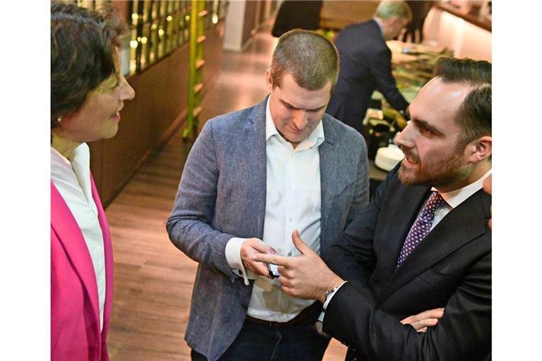 Maximilian Mörseburg (rechts) ist am Wahlabend im Gespräch mit Parteifreundin Elisabeth Schick-Ebert, die in ihrem Wahlkreis Stuttgart I unterlegen ist.  Maximilian Mörseburg hat den Wiedereinzug in den Bundestag deutlich verpasst.