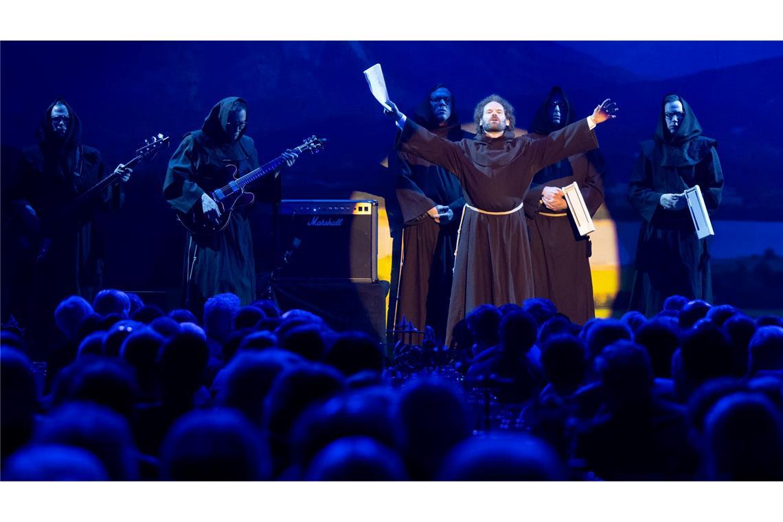 Bilder des Tages Maximilian Schafroth, Schauspieler und Kabarettist, hält beim Starkbieranstich auf dem Nockherberg die Fastenpredigt. Mit dem traditionellen Verspotten, dem "Derblecken" von Politikern am Münchner Nockherberg, wird traditionell die Starkbier-Saison in Bayern eröffnet.