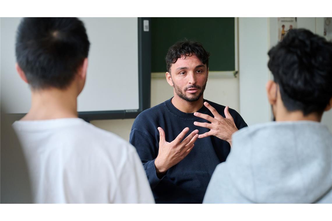 Maximilian Schneider gibt Workshops an Schulen. Ihm ist es wichtig, Jugendliche nicht zu verurteilen.