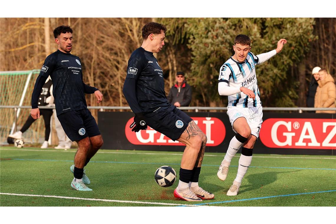 Maximilian Zaiser (re.) im Zweikampf mit Ex-Kickers-Spieler Marco Gaiser.