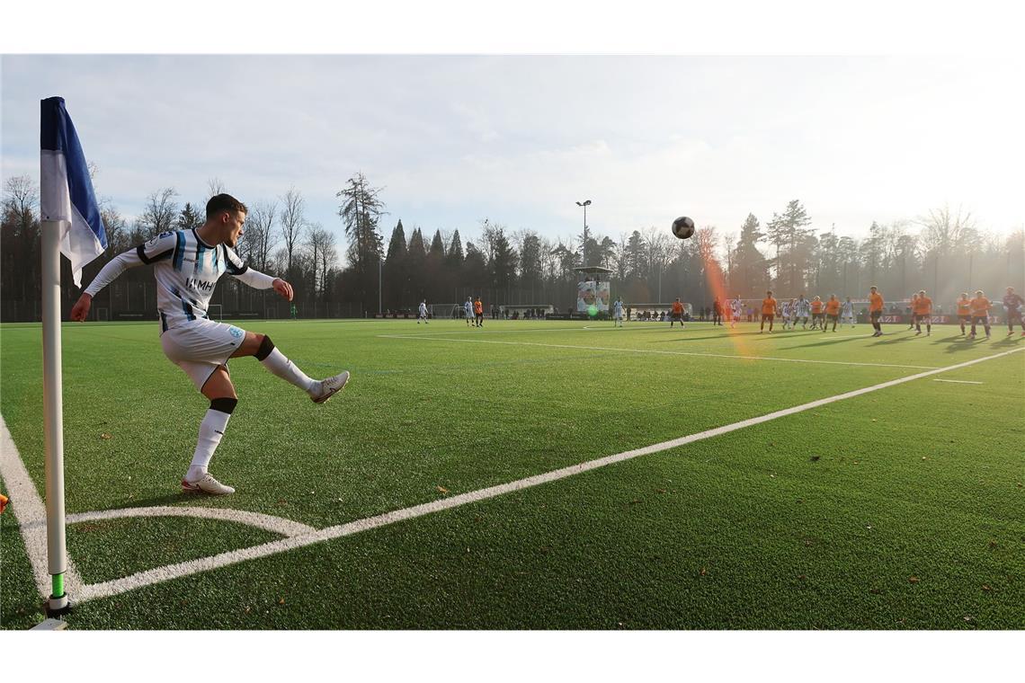 Maximilian Zaiser tritt eine Ecke.