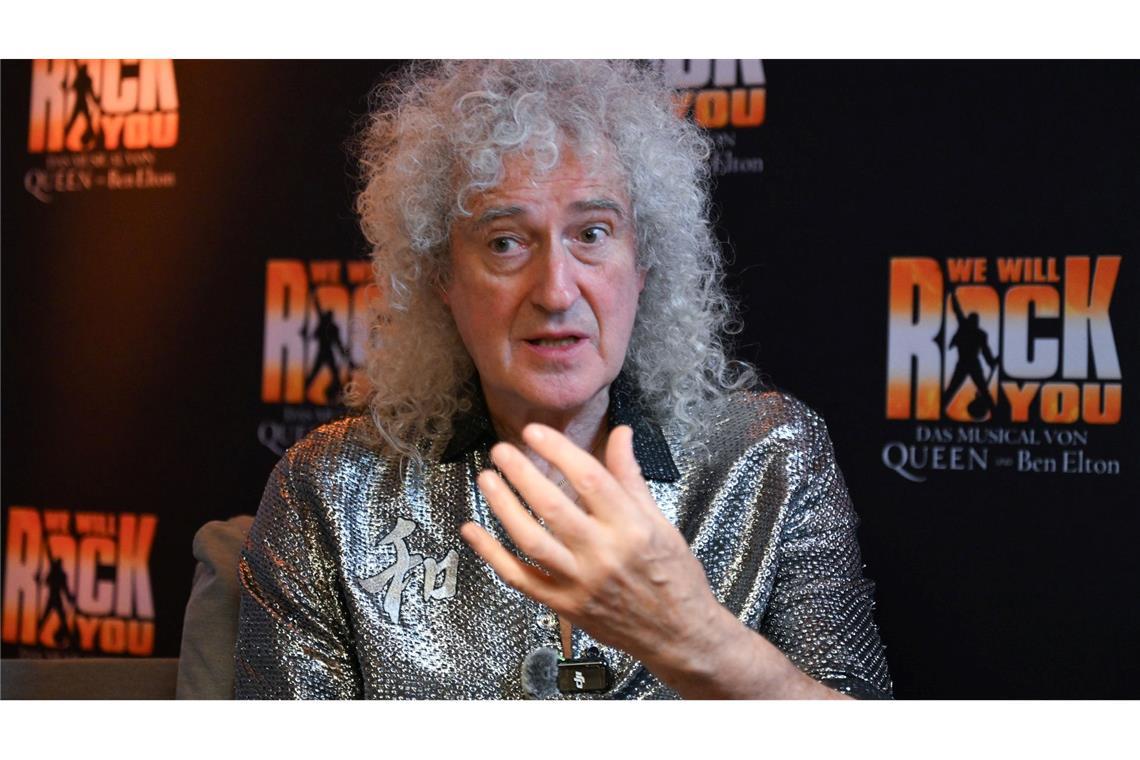 Warum der Queen-Gitarrist sich ständig verspielt May ist 78 Jahre alt und kam bei der Musicalpremiere von "We Will Rock You" überraschend auf die Bühne.