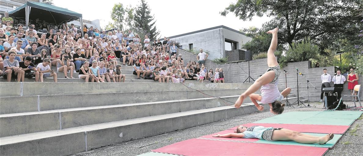Maya Weiser (unten) und Charlotte Schaper (in der Luft) geben alles bei ihrer Akrobatikvorführung. Foto: J. Fiedler