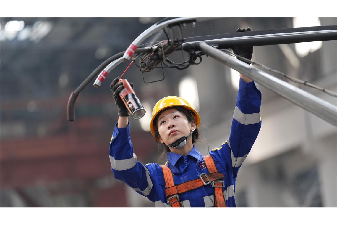 Bilder des Tages Mechanikerinnen in chinesischem Bahnbetriebswerk.
