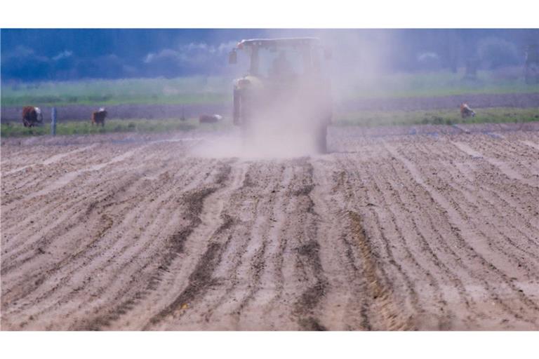 Mecklenburg-Vorpommern, Woosmer: Ein Traktor fährt über einen Acker und wirbelt eine Staubwolke auf. Fehlender Regen und kräftige Winde, die den Boden austrocknen, bereiten den Landwirten in Norddeutschland zunehmend Sorgen.