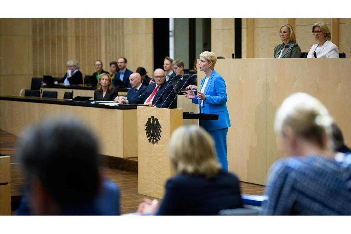 Bundesrat stimmt Rentenerhöhung zu Mecklenburg-Vorpommerns Ministerpräsidentin Schwesig (SPD) fordert im Bundesrat Rentenstabilität.
