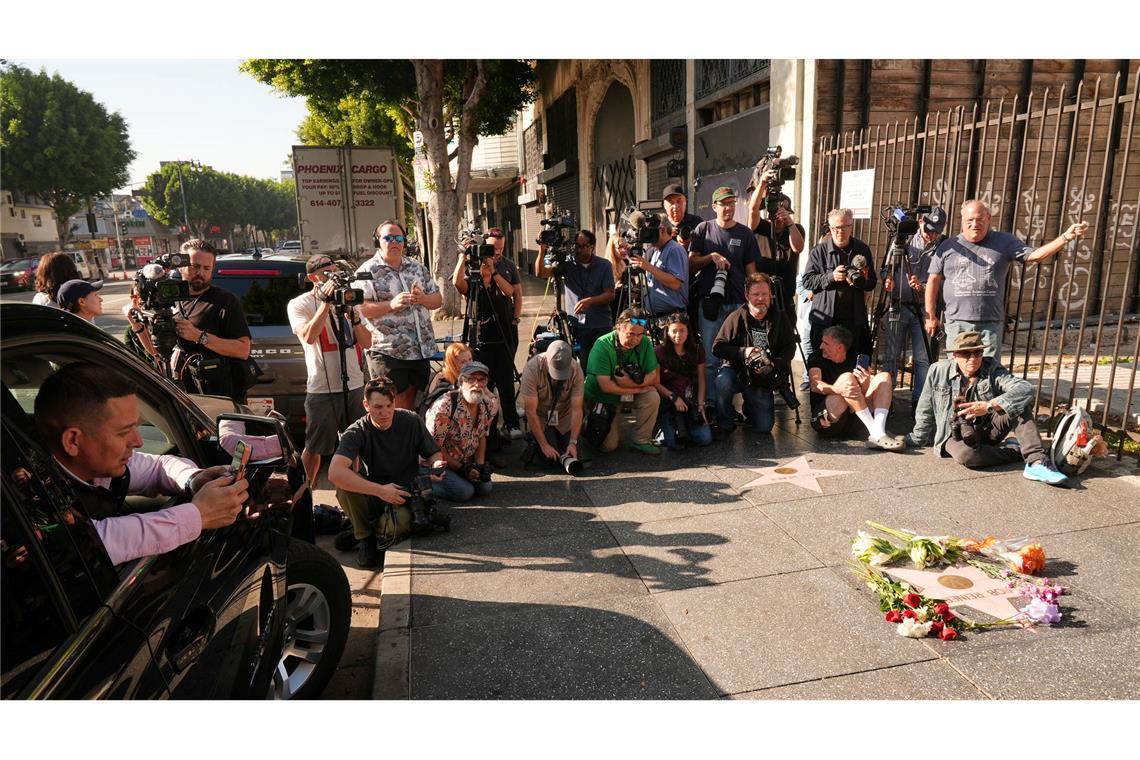 Medienvertreter versammeln sich vor dem Walk of Fame-Stern für Rob Reiner.
