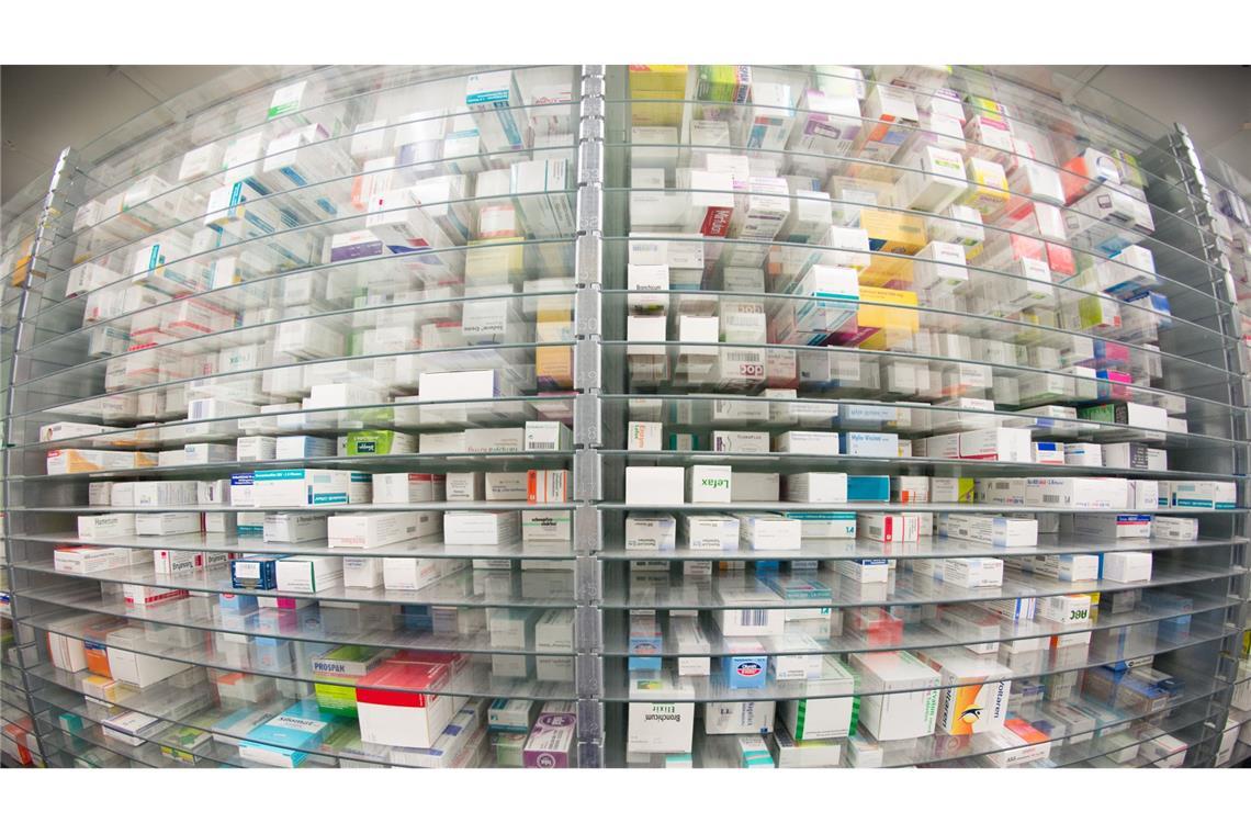 Pharmabranche erwartet Wachstum: Vorzieheffekt im Zollstreit Medikamente liegen in den Regalen eines Kommissionierautomaten einer Apotheke. (Symbolbild)