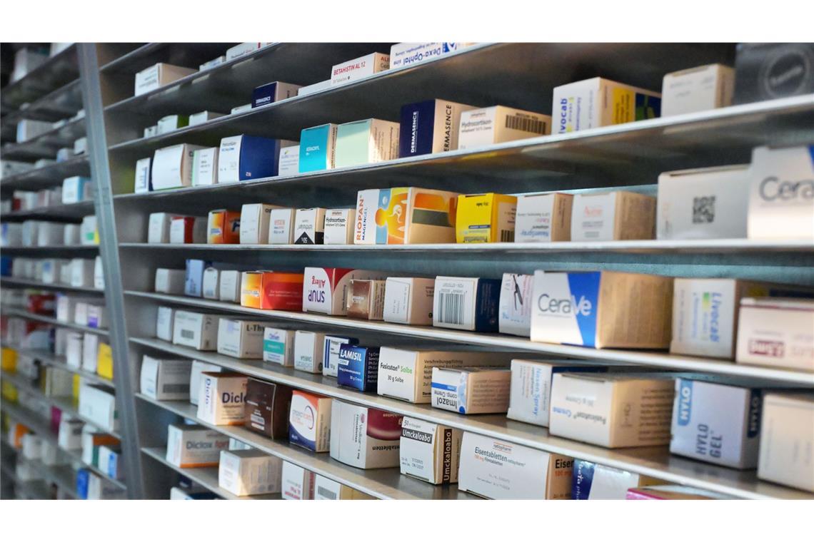 Medikamente liegen in einem Regal der  Apotheke.