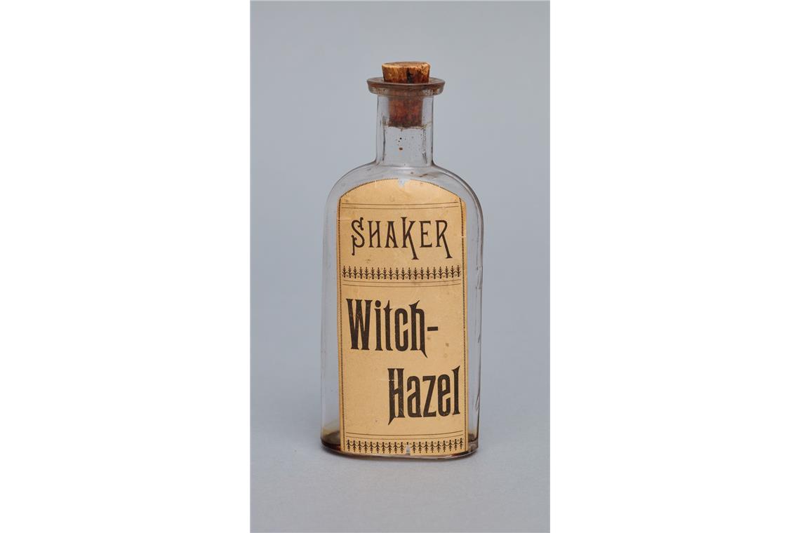 Möbel im Shaker Stil – cooles Design für die Ewigkeit Medizinflasche „Hamamelis-Extrakt“, Canterbury, New Hampshire, 1920. Die Shaker entwickelten ihre eigene Medizin. Sie zogen bei Krankheitsfällen aber auch ausgebildete Ärzte hinzu, wenn es nötig wurde.