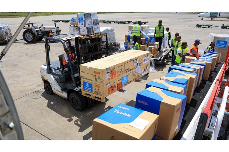 Medizinische Hilfsgüter werden in die Region des Ebola-Ausbruchs geflogen - doch noch fehlt es in vielen Orten an Material und Laborkapazitäten. (Archivbild)