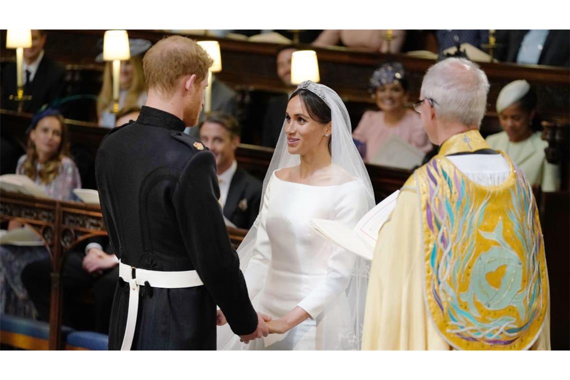 Meghan Markle und Prinz Harry legen 2018 in der St.-Georgs-Kapelle vor Justin Welby, dem Erzbischof von Canterbury, das Ehegelübde ab.