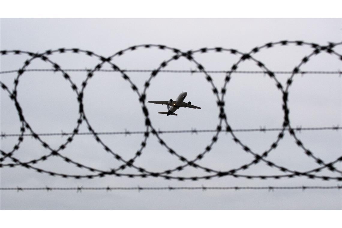 Mehrheit für Unions-Migrationsverschärfungen auf der Kippe Mehr Abschiebungen fordert die Union, hier ein startender Flug (Foto: Archiv).