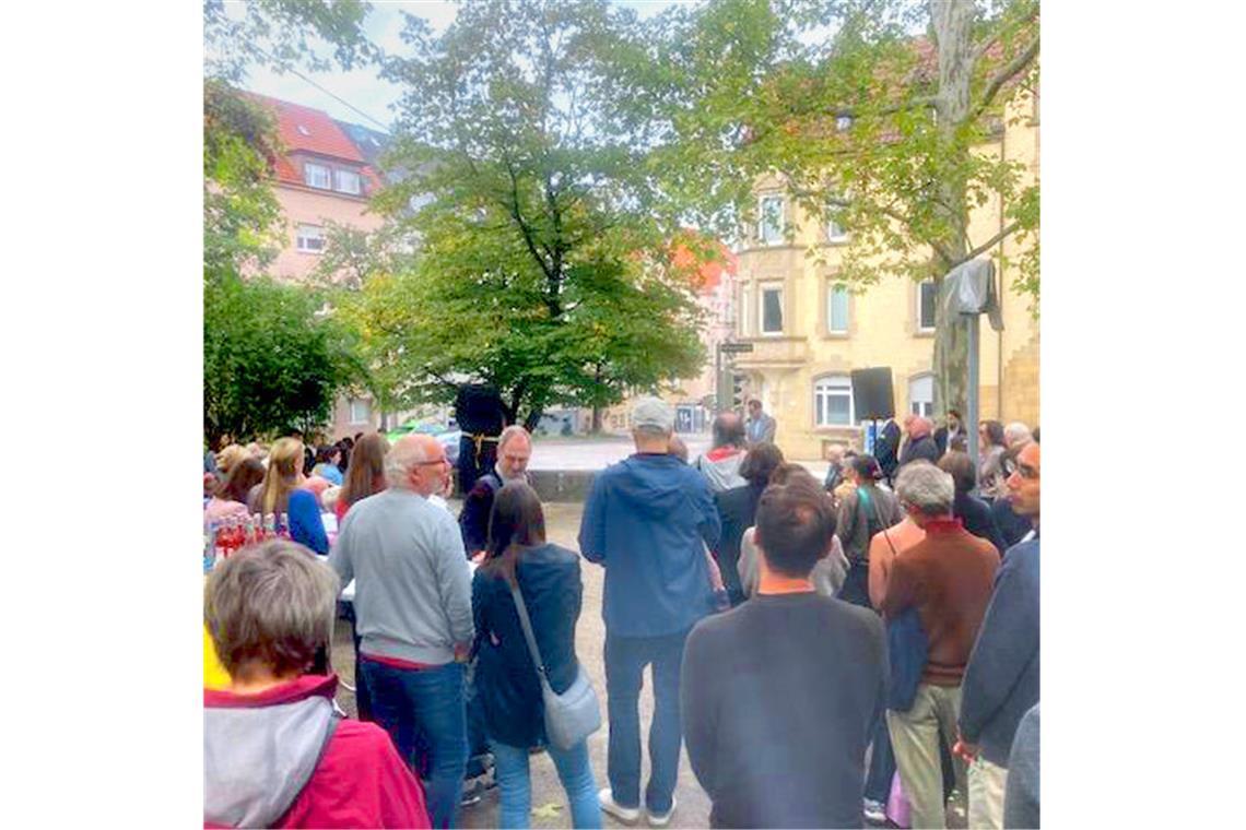 „Ehemann – Vater – Auschwitz-Überlebender“ Mehr als 100 Menschen begleiteten die Einweihung des Shmuel-Dancyger-Platzes im Stuttgarter Westen.