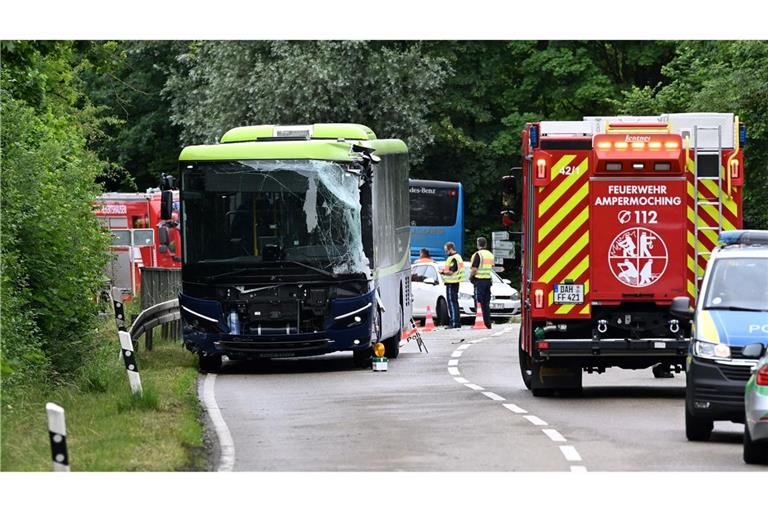 Mehr als 100 Rettungskräfte waren nach dem Unfall im Landkreis Dachau im Einsatz.