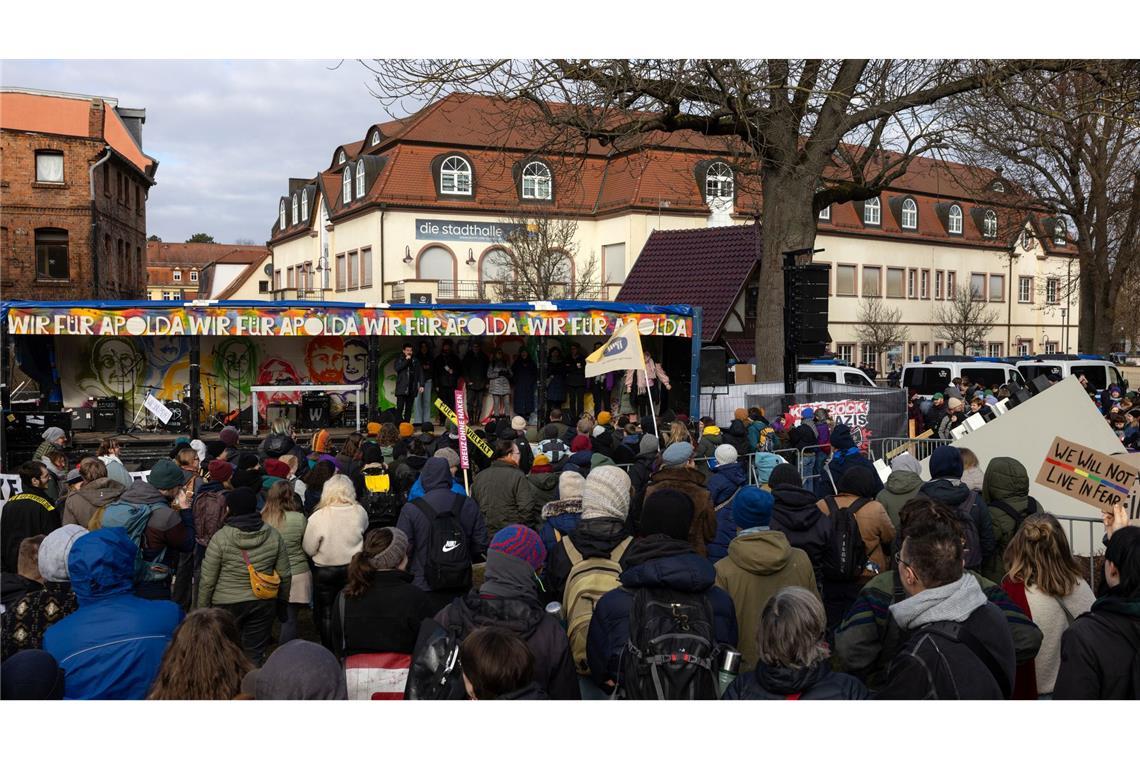 Junge Alternative löst sich auf Mehr als 1.000 Menschen demonstrieren laut Polizei gegen die Veranstaltung der JA in der Stadthalle Apolda.