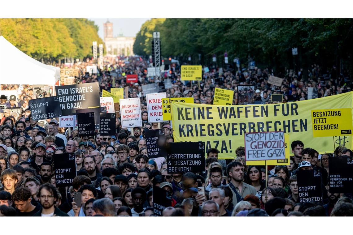 Rekordzahl gegen Gaza-Krieg auf der Straße Mehr als 100.000 Menschen haben nach Schätzung der Veranstalter am Gaza-Protest teilgenommen. Die Polizei nannte etwas niedrigere Zahlen.