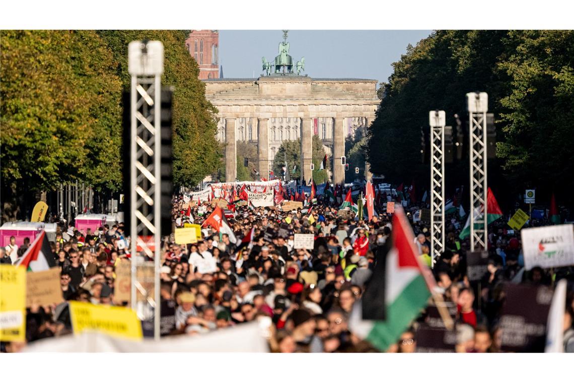 Rekordzahl gegen Gaza-Krieg auf der Straße Mehr als 100.000 Menschen haben nach Schätzung der Veranstalter am Gaza-Protest teilgenommen. Die Polizei nannte etwas niedrigere Zahlen.