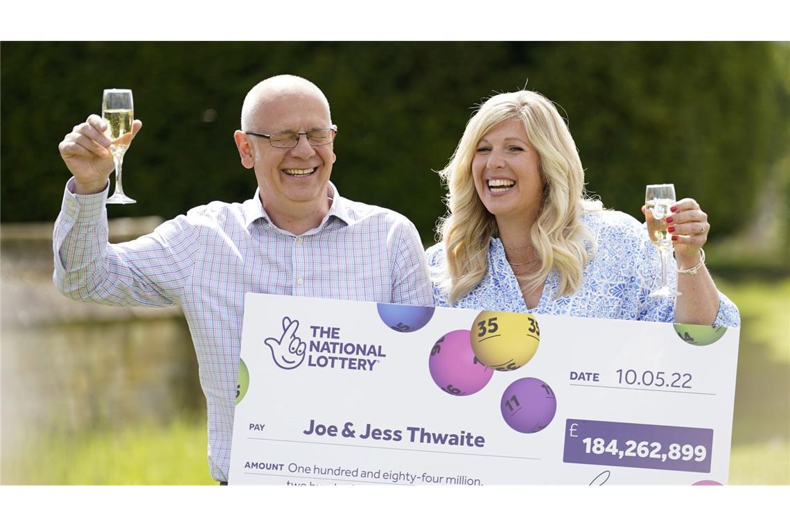 177 Millionen Pfund: Britischer Lotto-Gewinner meldet sich Mehr als 184 Millionen Pfund für ein Paar aus Gloucester bedeuteten im Mai 2022 den damals höchsten Jackpot der britischen Geschichte. (Archivbild)