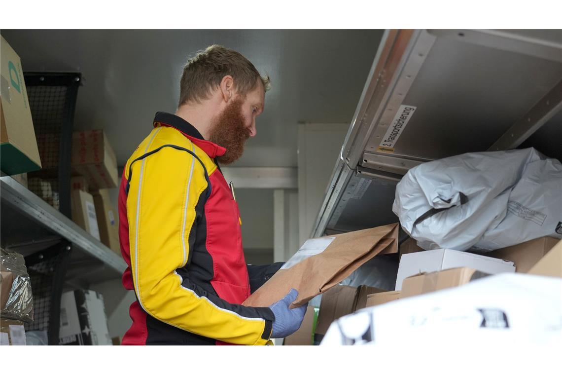 Mehr als 200 Pakete fährt der Paketbote täglich in der Weihnachtszeit aus.