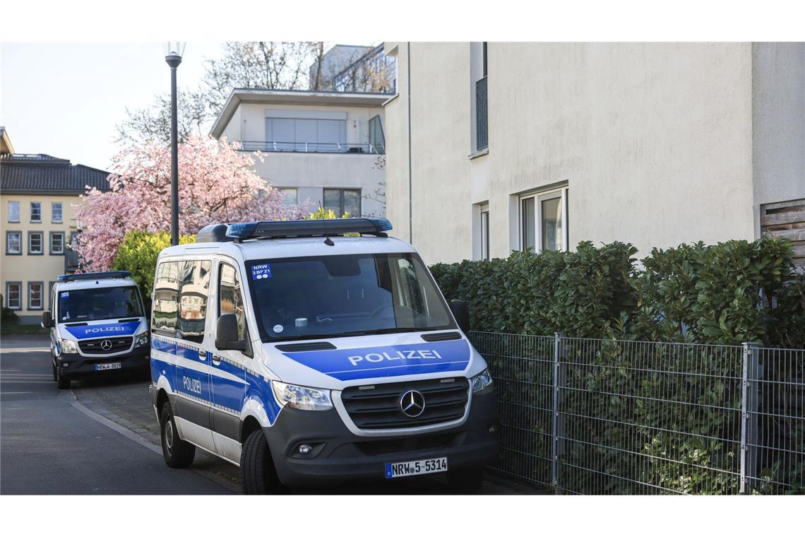 Razzia gegen Drogenkriminalität - Polizist angeschossen Mehr als 30 Wohn- und Gewerbeobjekte haben Einsatzkräfte im Kampf gegen organisierte Kriminalität in mehreren europäischen Ländern durchsucht.
