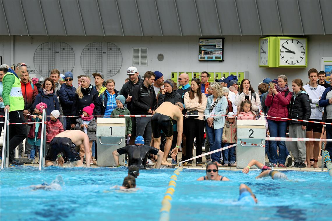 Mehr als 400 Teilnehmende von Jung bis Alt sind beim 13. Backnanger Citytriathlon ins Wasser gesprungen, aufs Rad gestiegen und auf die Laufstrecke gegangen. Fotos: Alexander Becher