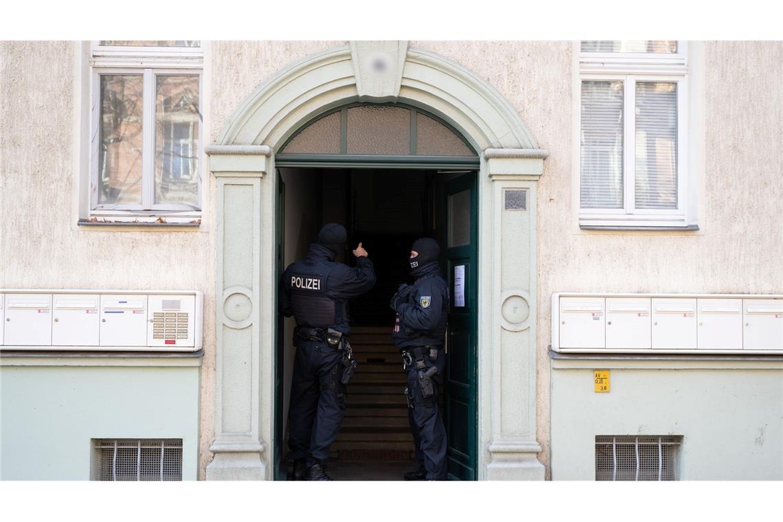 "Sächsische Separatisten" - Razzia gegen rechte Terrorgruppe Mehr als 450 Einsatzkräfte sind allein in Deutschland an der Razzia beteiligt.